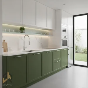 کابینت دو رنگ در آشپزخانه کوچک: کابینت‌های پایینی تیره و کابینت‌های بالایی سفید برای افزایش ارتفاع بصری.