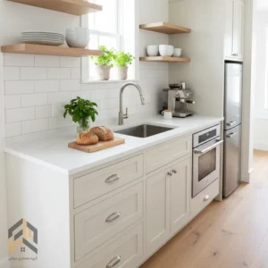 کابینت‌های روشن با کانترتاپ سفید یکدست (مونوکروم) برای ایجاد پیوستگی بصری در فضا.