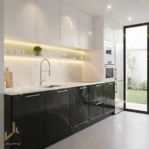 آشپزخانه لوکس کوچک با کابینت مشکی براق (High-Gloss Black) که نور را منعکس می‌کند.