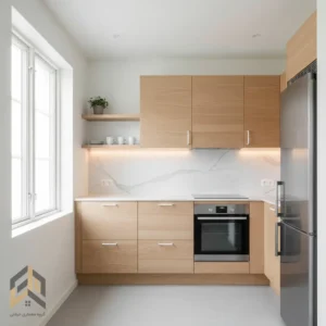 کابینت‌های طرح چوب روشن در آشپزخانه کوچک با سبک اسکاندیناوی.