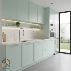 کابینت آشپزخانه کوچک به رنگ پاستلی (سبز نعناعی ملایم) که فضا را روشن و دلپذیر کرده است.
