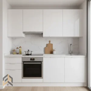 کابینت سفید براق (High-Gloss) در آشپزخانه کوچک برای بازتاب حداکثری نور و بزرگ‌نمایی فضا.