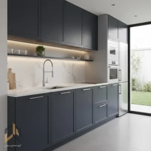 کابینت‌های مات و بدون درخشش (Matte Finish) در آشپزخانه کوچک مدرن.